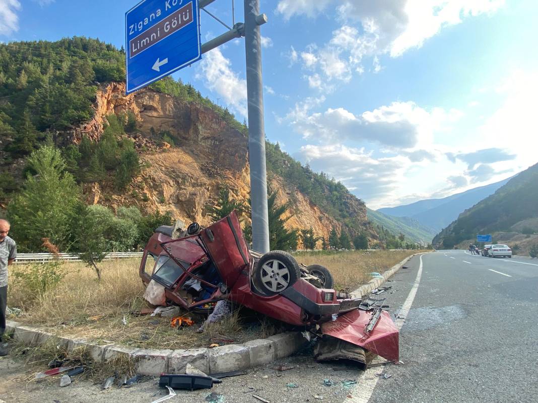 Hafif ticari araçla çarpışan otomobil bu hale geldi: 1 ölü, 9 yaralı 2